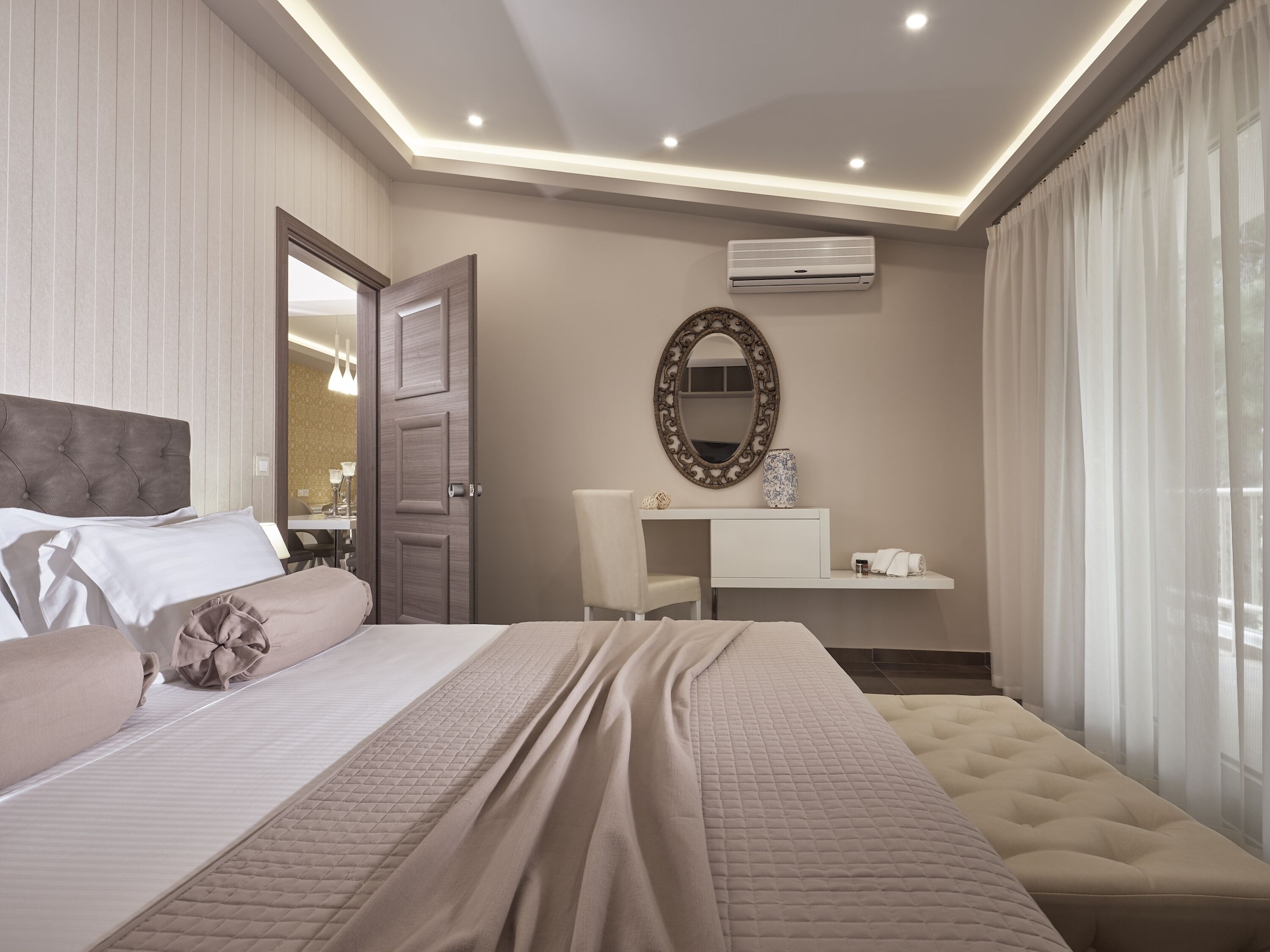 ROYAL, SUITE