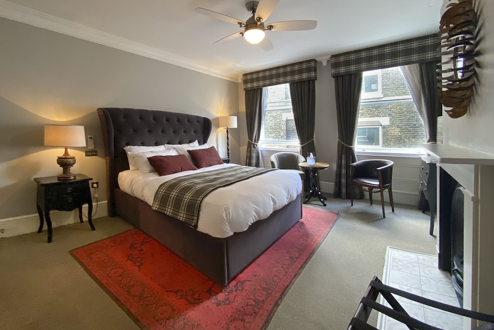 DELUXE, DOUBLE BED