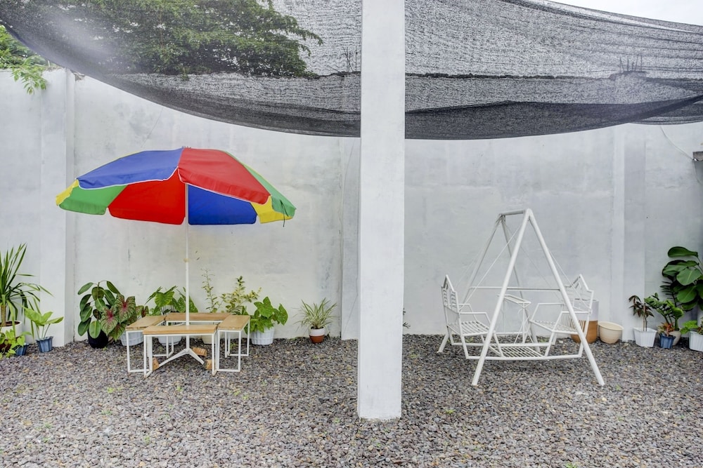 OYO 90124 Oemah Ratu Hostel Syariah 19/28