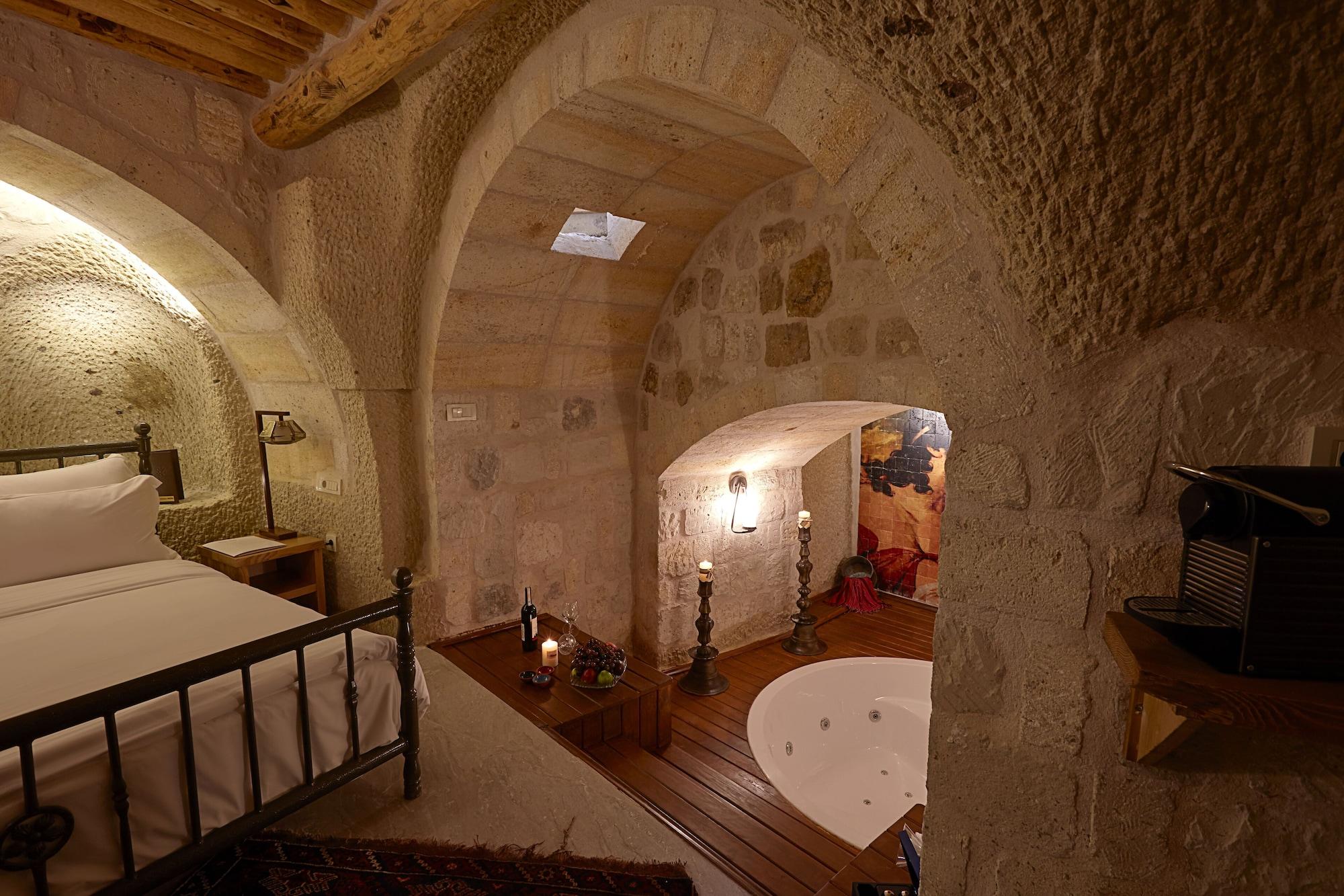 Crowne, Suite