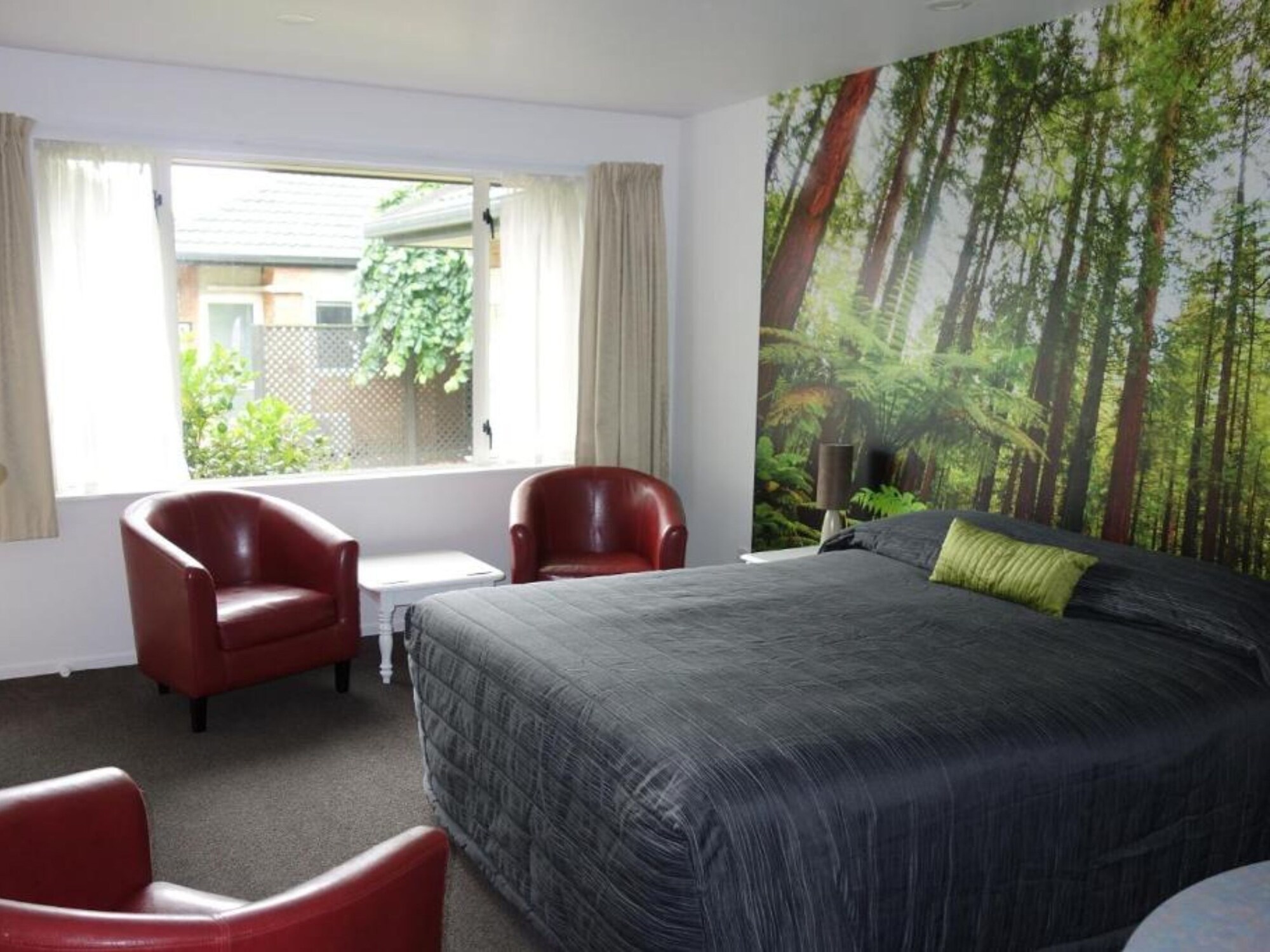 1 BEDROOM, QUEEN BED