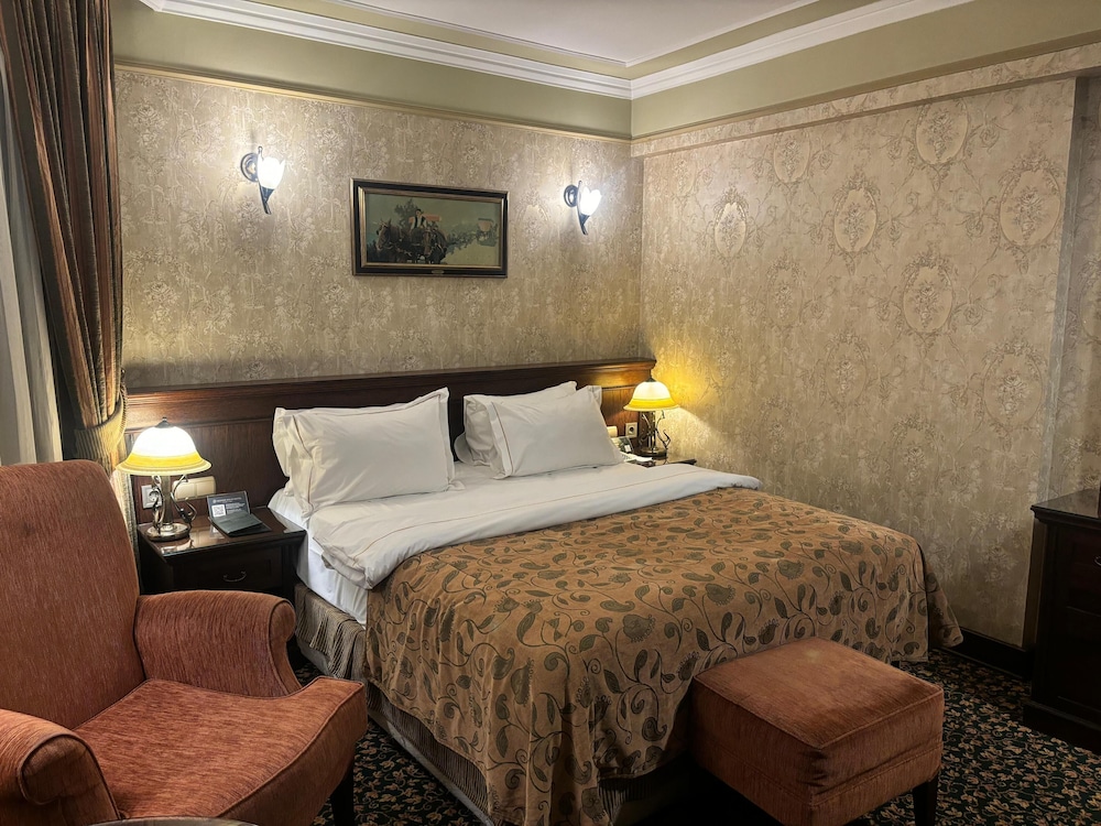 Deluxe, French Bed