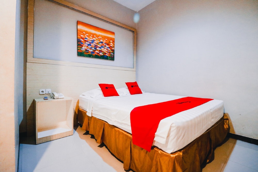 RedDoorz Plus near Sultan Hasanuddin Airport 13/23