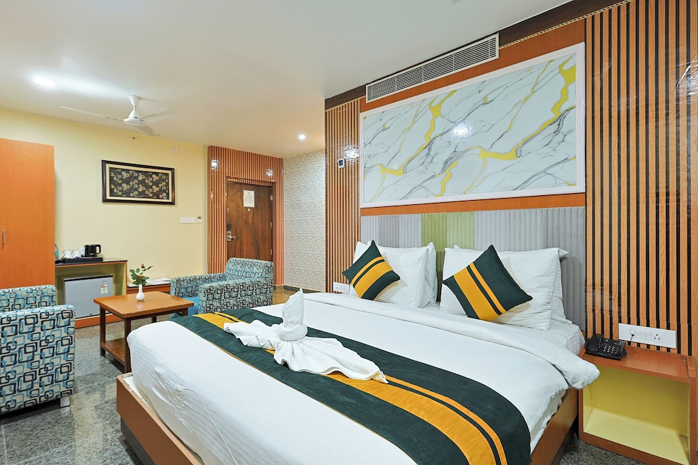 Business, Suite, King Bed, Garden View, Smoking