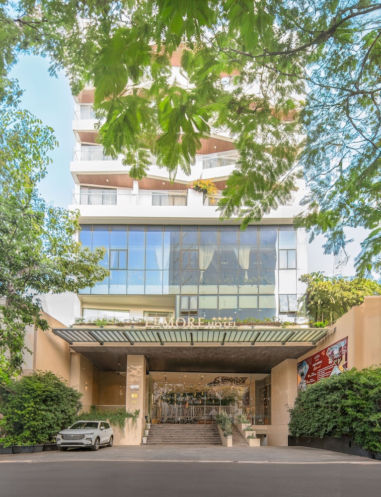 Le More Hotel 5/50