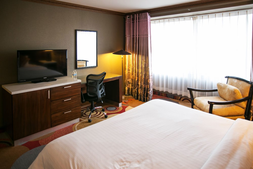 LA Crystal Hotel 24/69