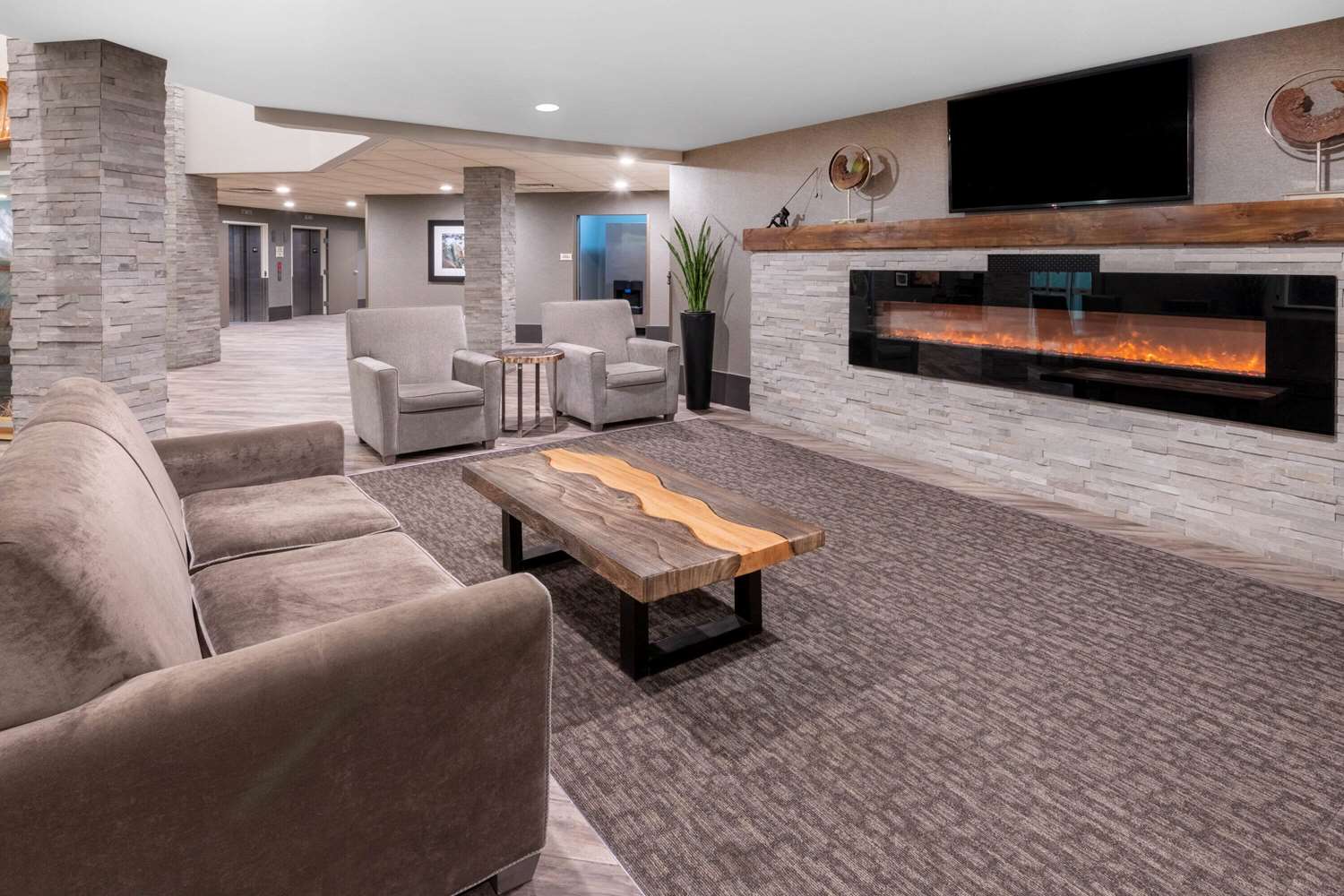 La Quinta Inn & Suites by Wyndham Fairbanks Airport 32/50