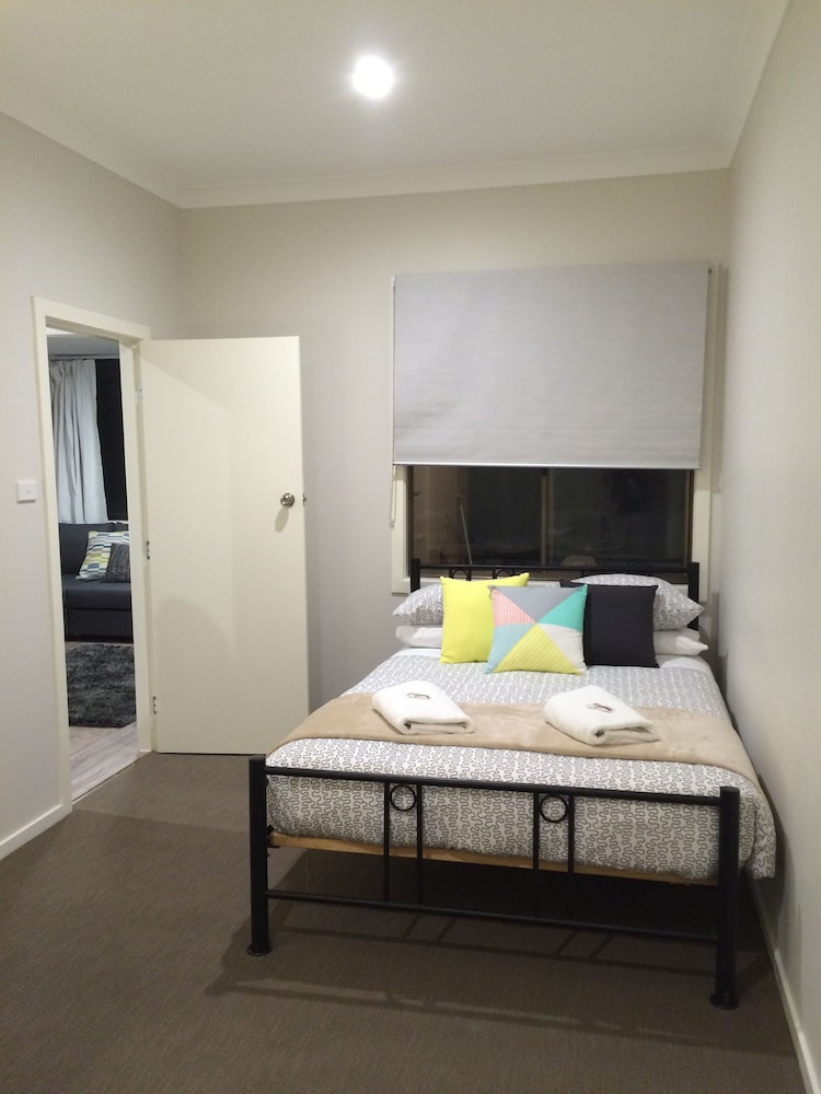 DUNGOWAN HOLIDAY ACCOMODATION 19/75