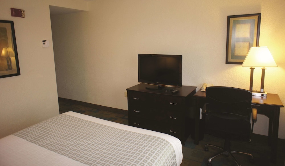 La Quinta Inn & Suites by Wyndham Boston Somerville 24/52