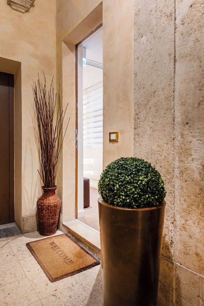 NAVONA SUITES 43/52