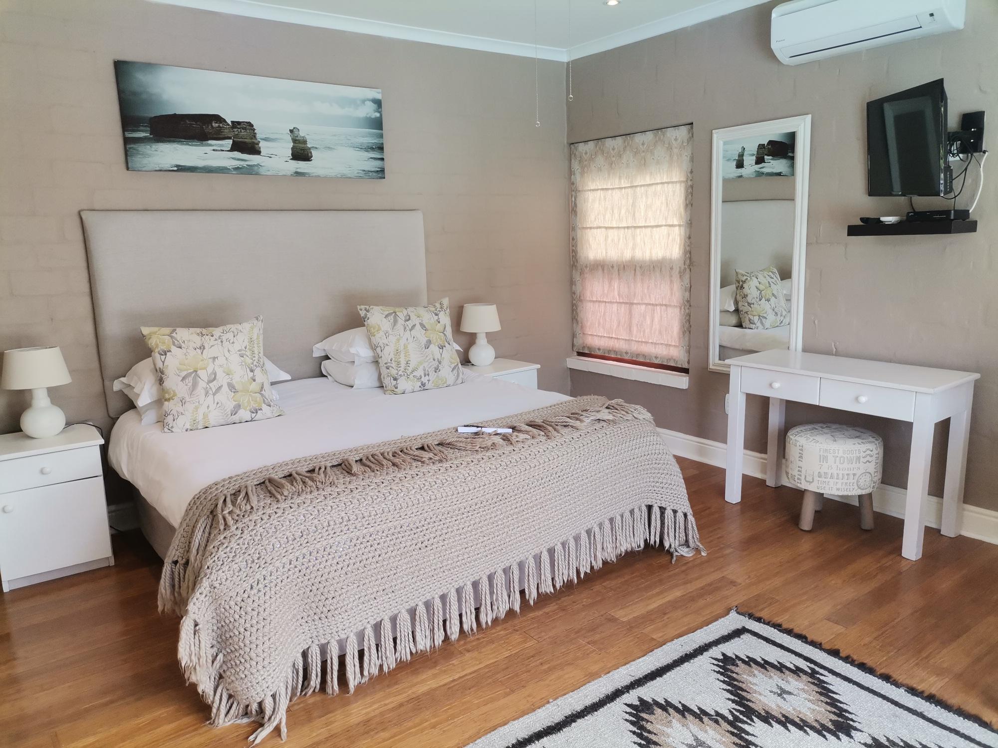 Master, Suite, King Bed, Pool Side