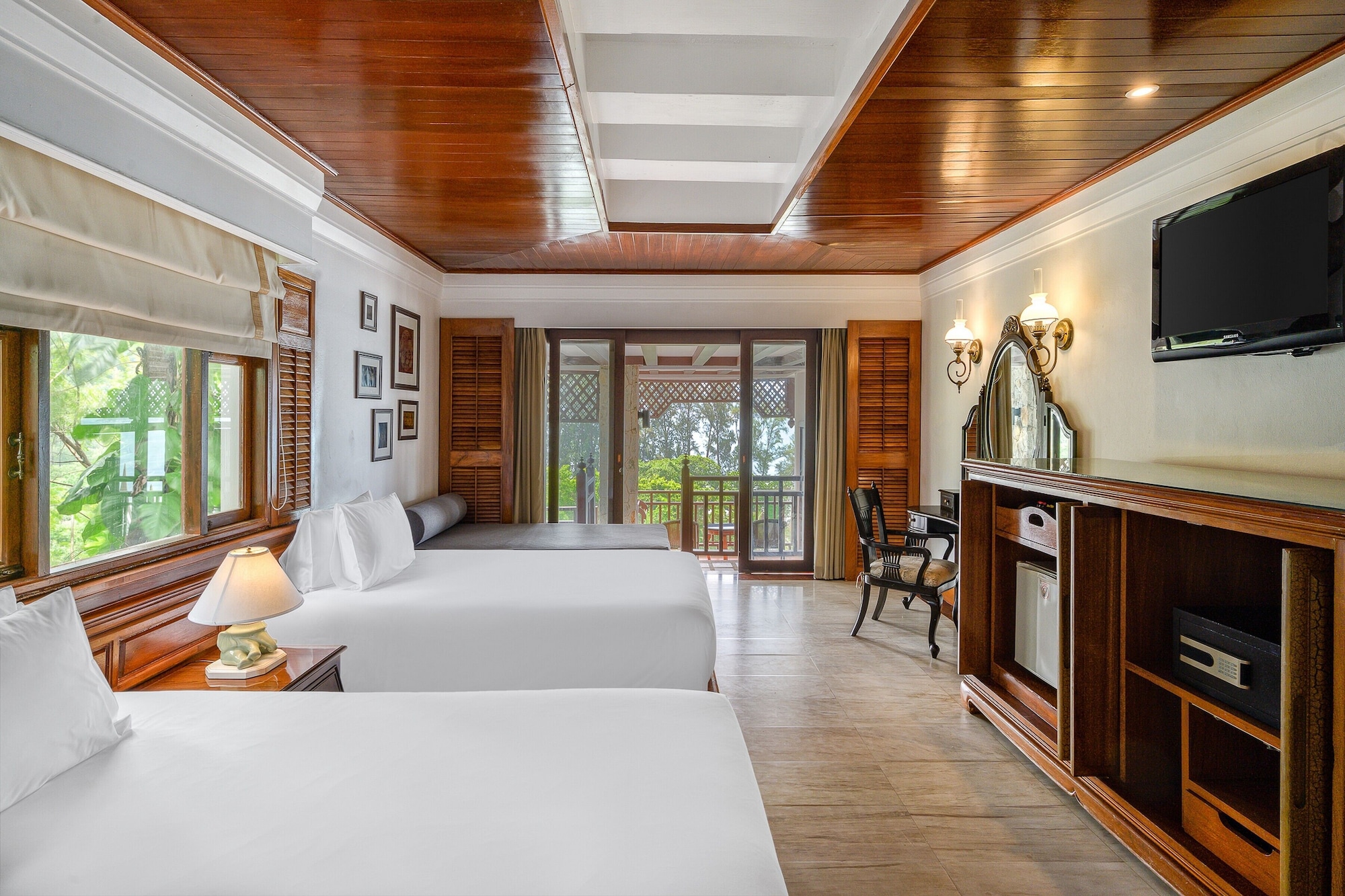Family Seaview 2 Bedroom Hillside Suite with Terrace Bathtub