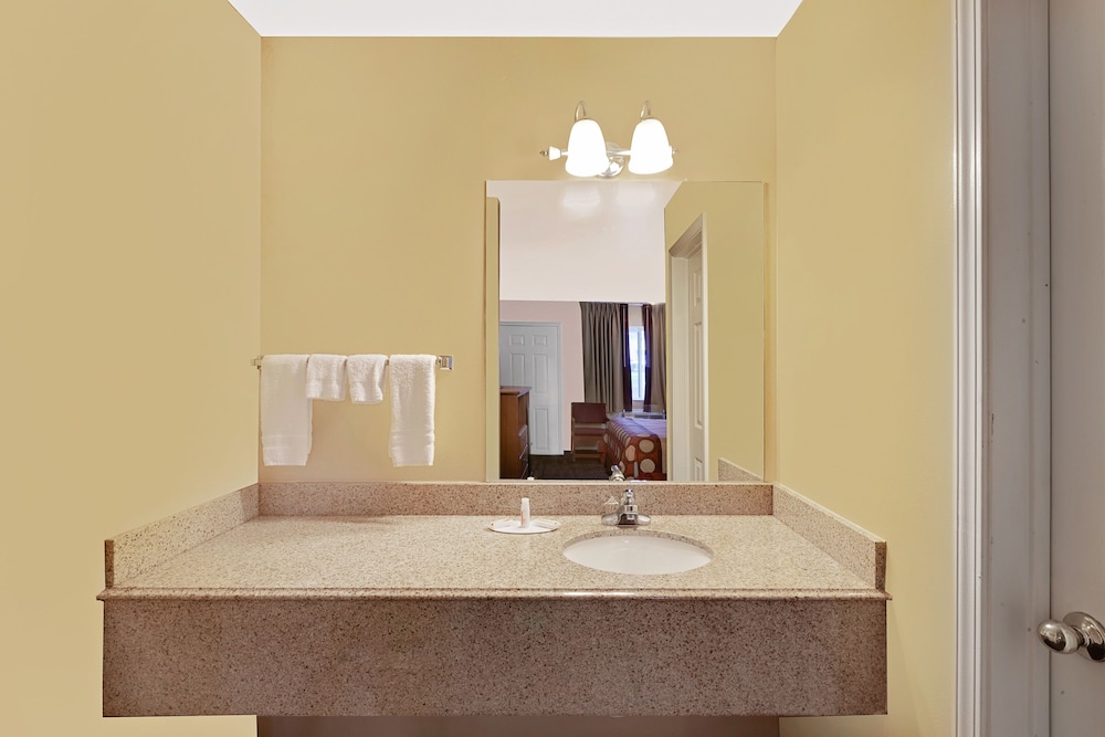 Super 8 By Wyndham Siloam Springs 14/20