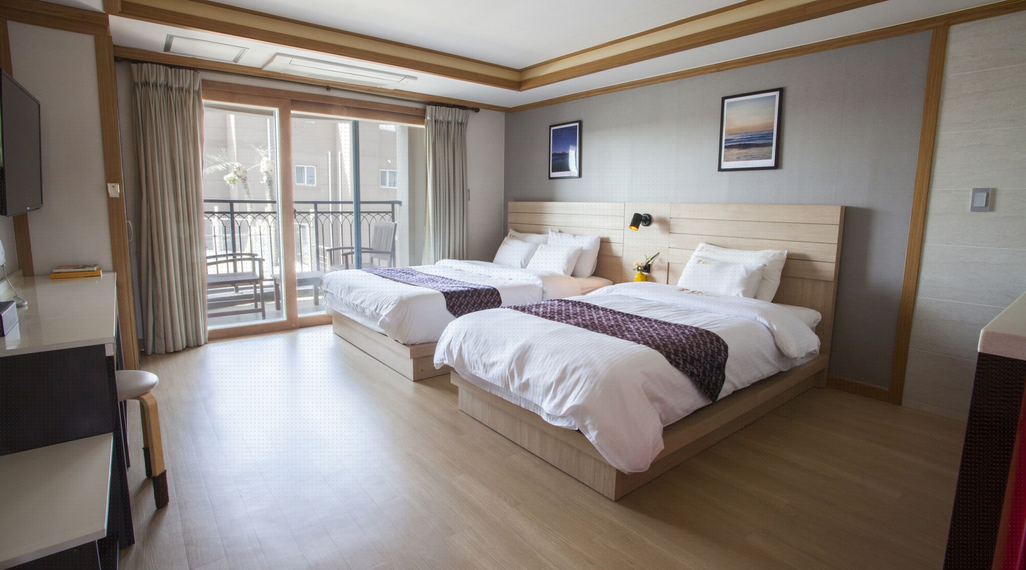 ROOM, TWIN BEDS