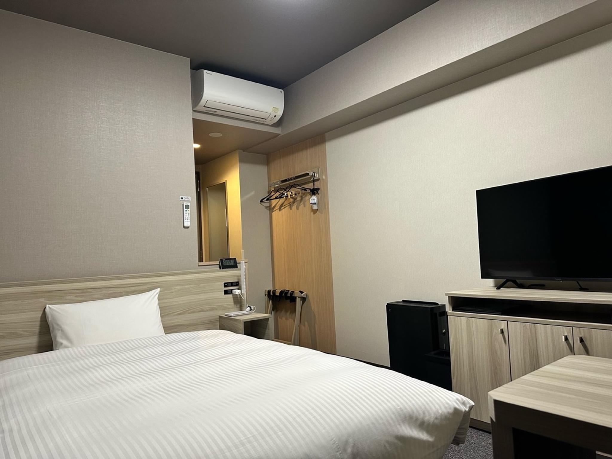 Room, Single, Electronic Cigarette Only, Smoking