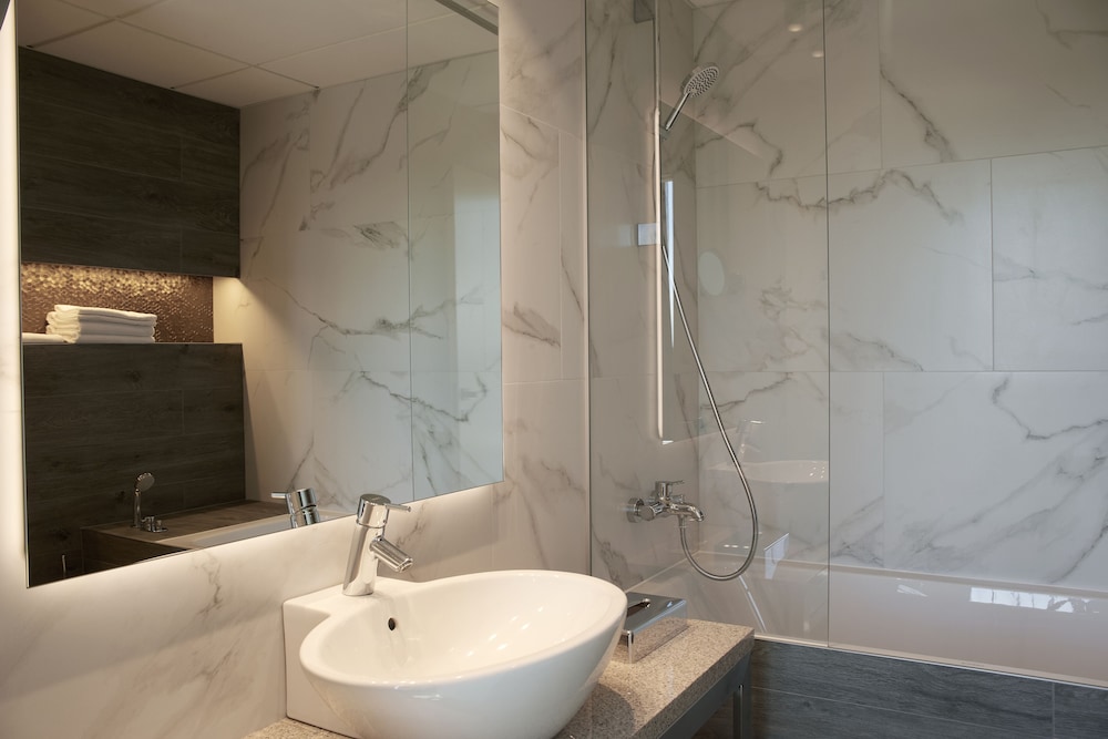 SUITE, CITY SIDE