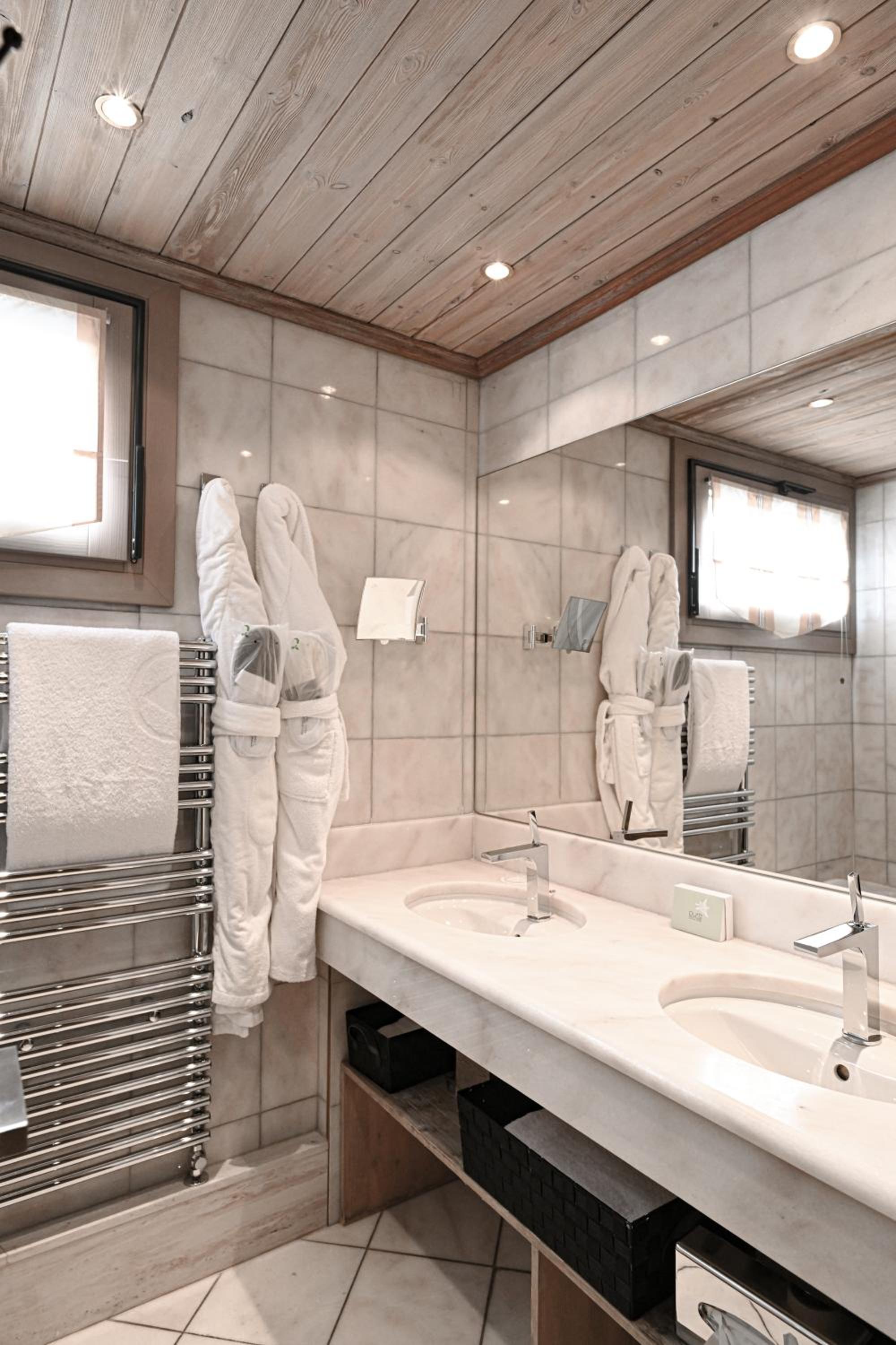 غرفة كلاسيكية بسرير مزدوج بإطلالة على الجبل، Hôtel Tsanteleina 10/10