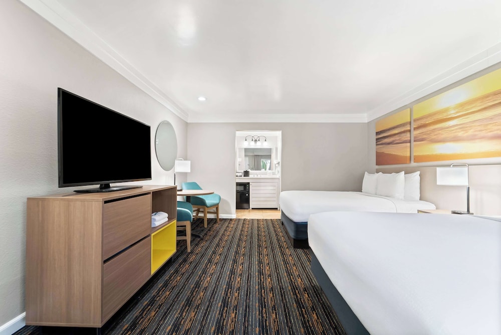STANDARD, 2 QUEEN BEDS