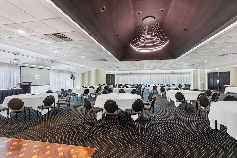 All Seasons Resort Hotel 58/66