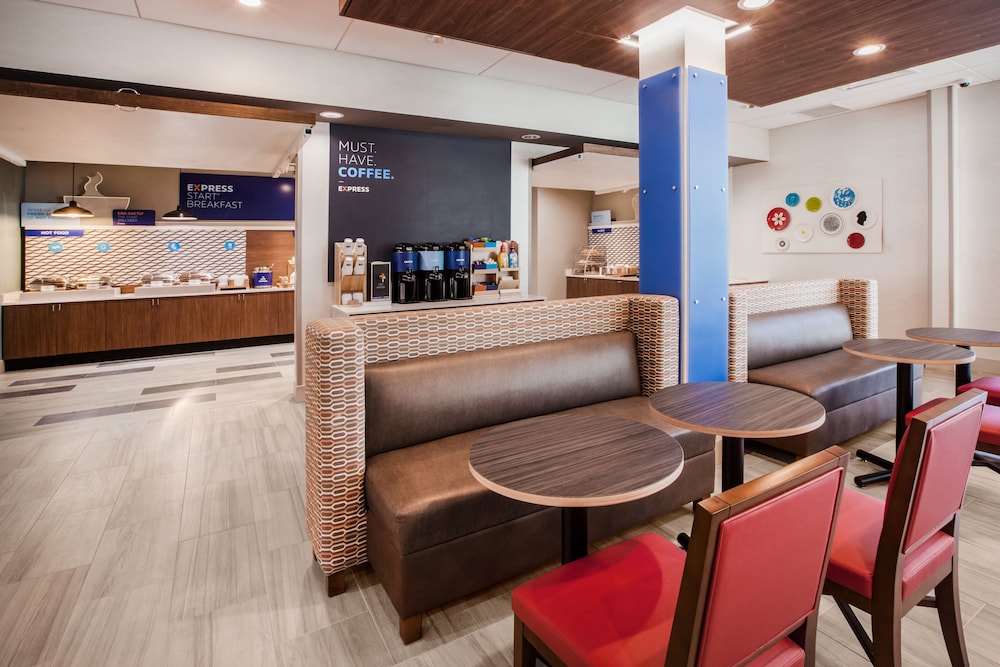 Lobby at Holiday Inn Express & Suites Fayetteville, FAYETTEVILLE - GA