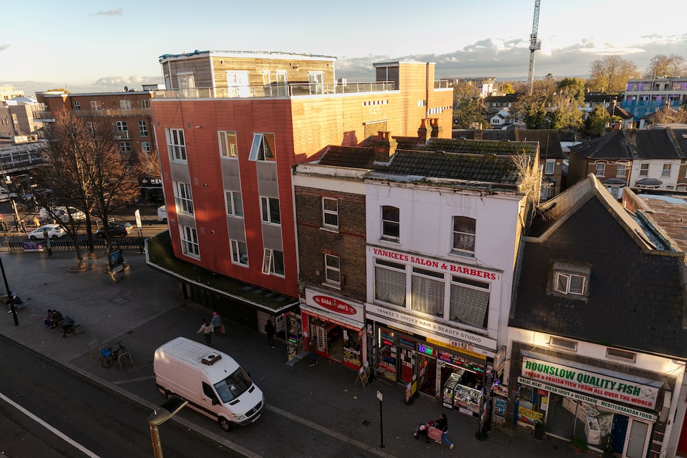 Hounslow Central Apartments 1/40