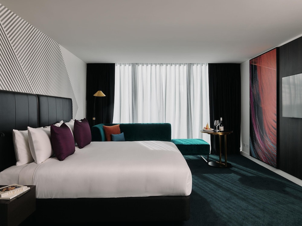 DELUXE, KING BED
