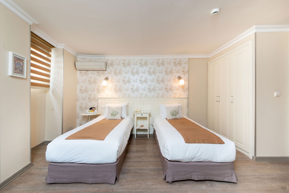 ECONOMY, DOUBLE OR TWIN BED
