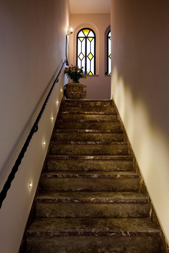 Porta Di Mezzo Luxury B And B 12/38