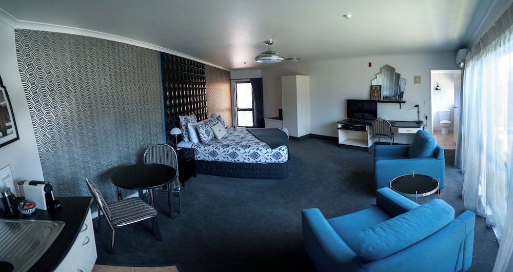 Deco City Motor Lodge 47/54