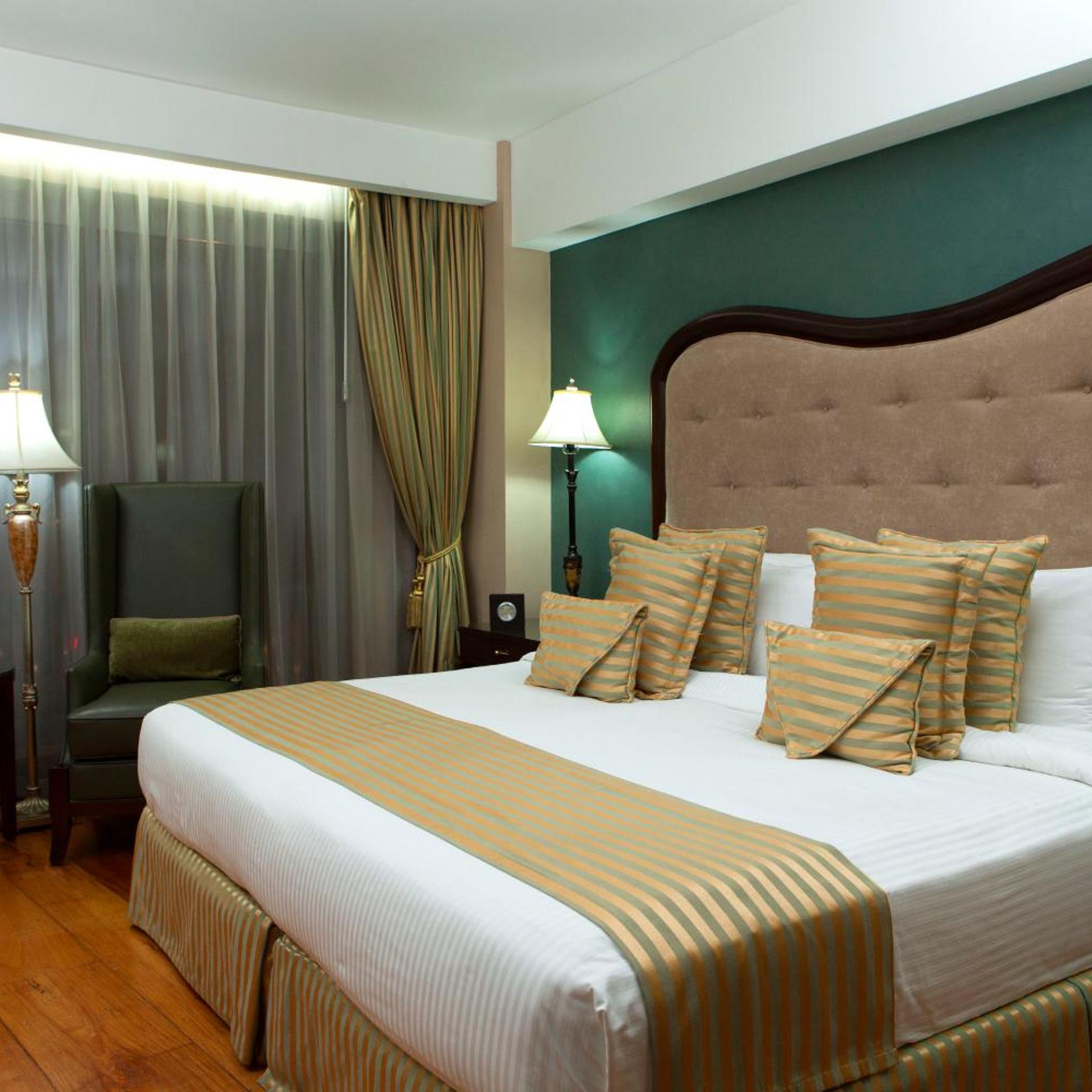 DELUXE, DOUBLE OR TWIN BED