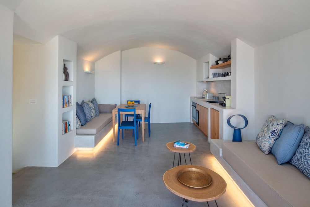 Halcyon Days Suites 26/50