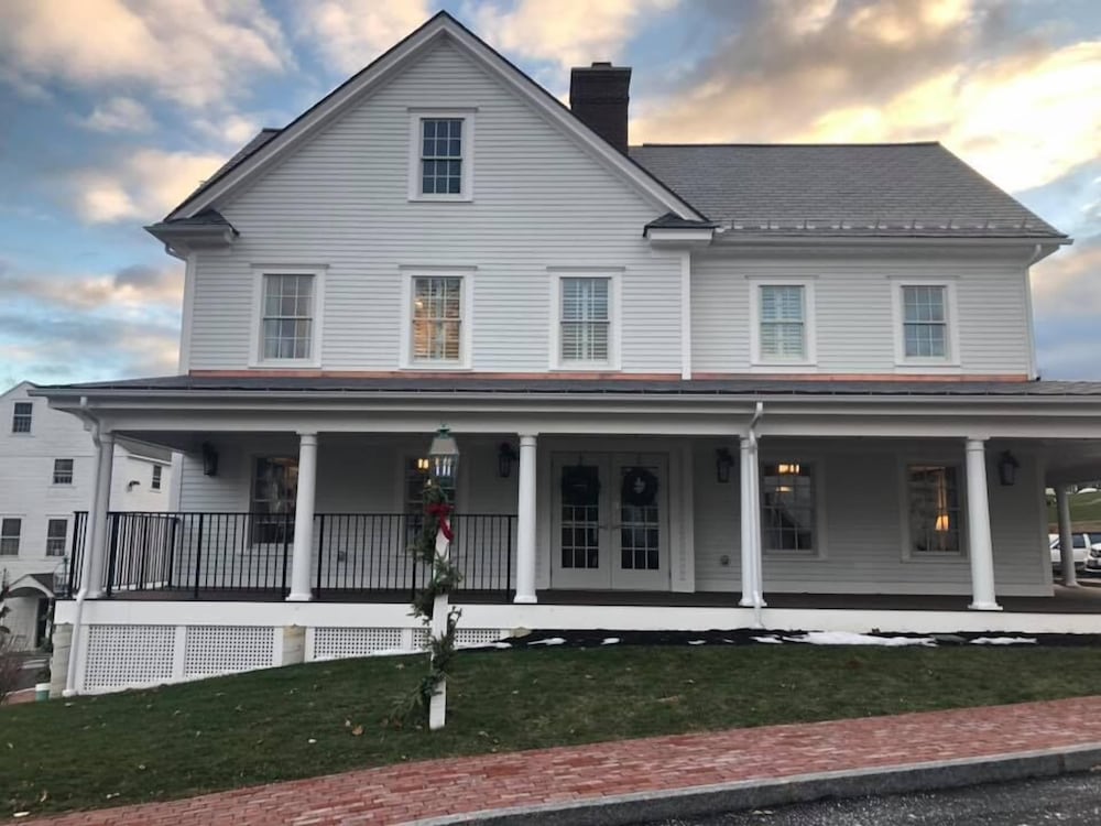 Publick House Historic Inn And Country Motor Lodge 2/49