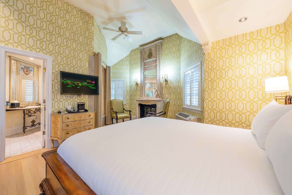 Suite, King Bed, Balcony