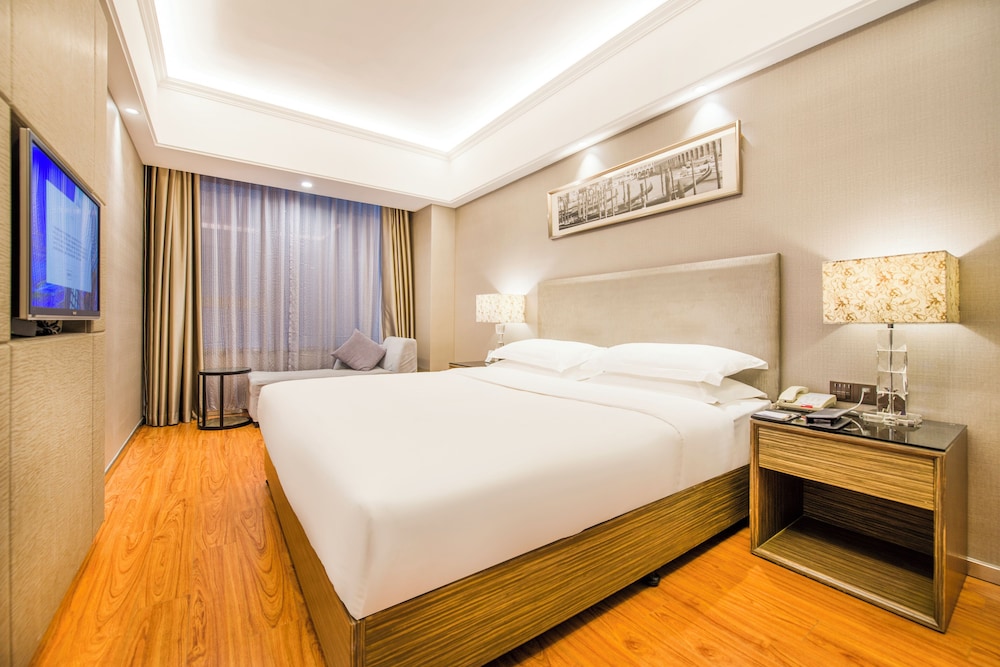 SUPERIOR KING BED ROOM