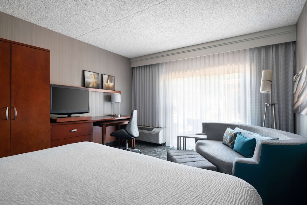 DELUXE, KING BED, SOFA, BALCONY