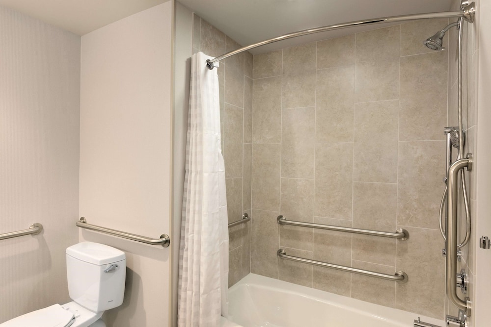 Embassy Suites by Hilton Kansas City Olathe 14/54