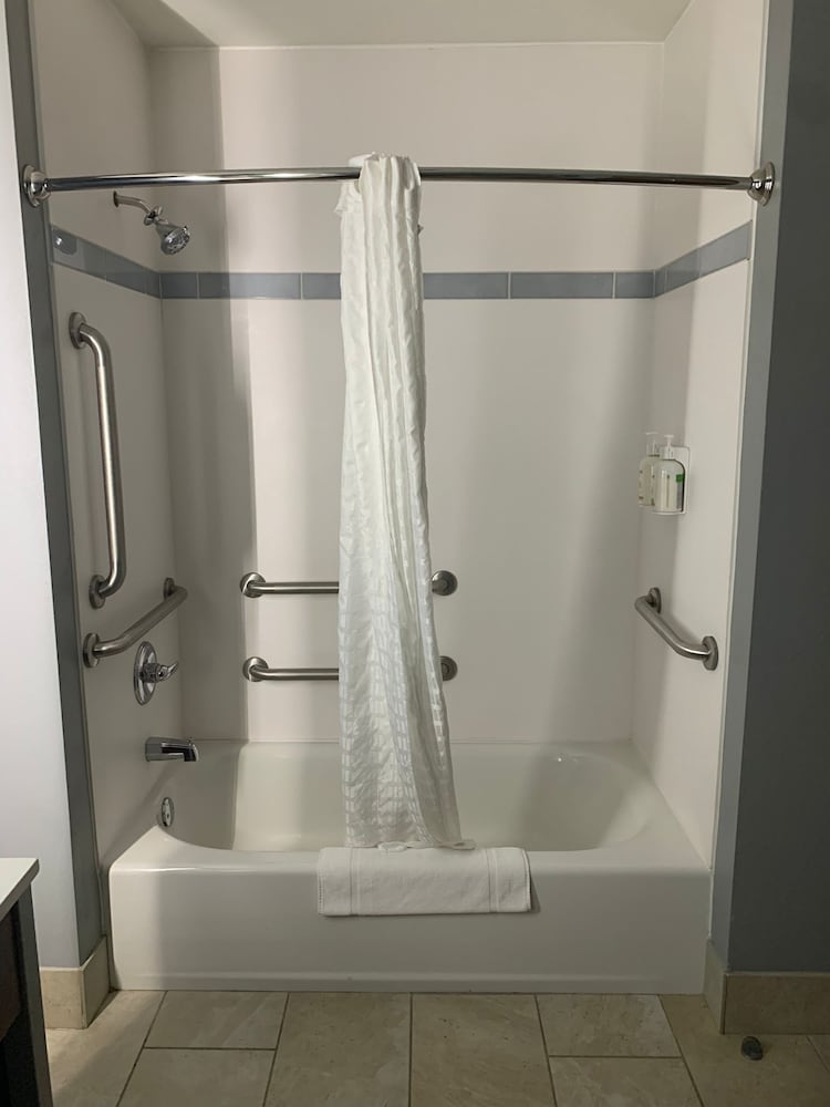 La Quinta Inn & Suites by Wyndham Louisville East 40/45