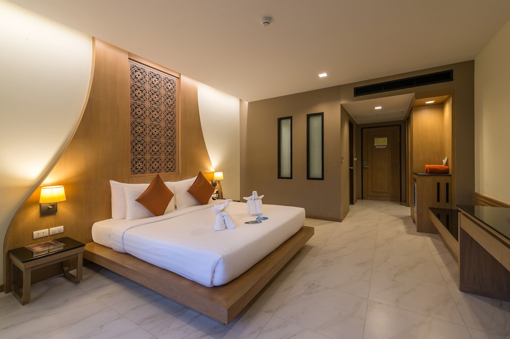 2 Bedrooms, Fantasy, King and Twin Beds