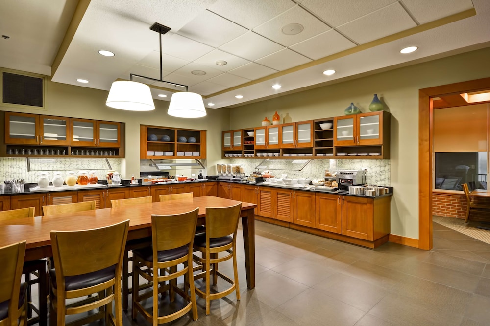 Hyatt Place Chicago/Naperville/Warrenville 7/68