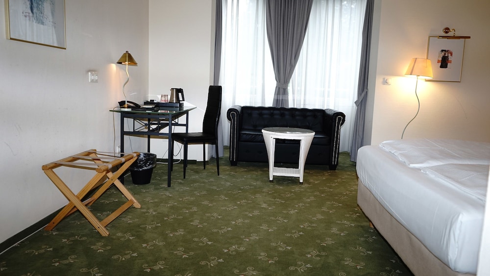 ENTREE HOTEL GROSS BORSTEL 28/50