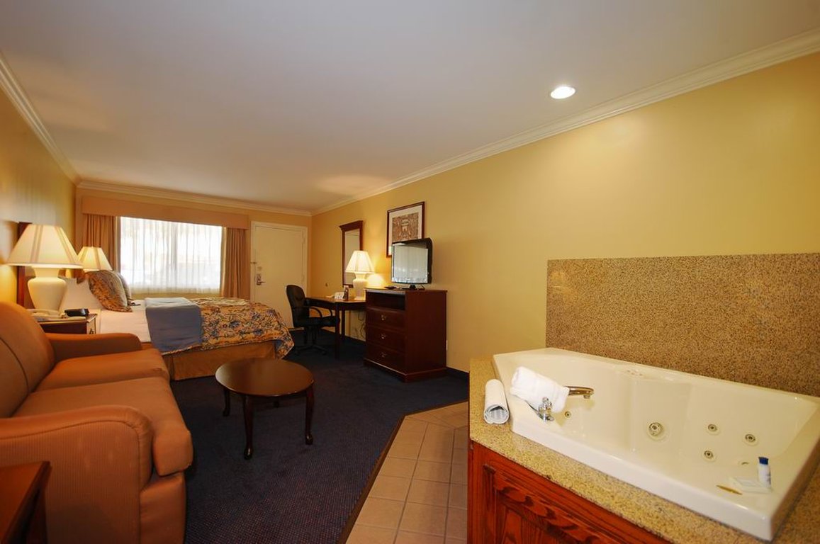 Best Western Forest Inn 20/20
