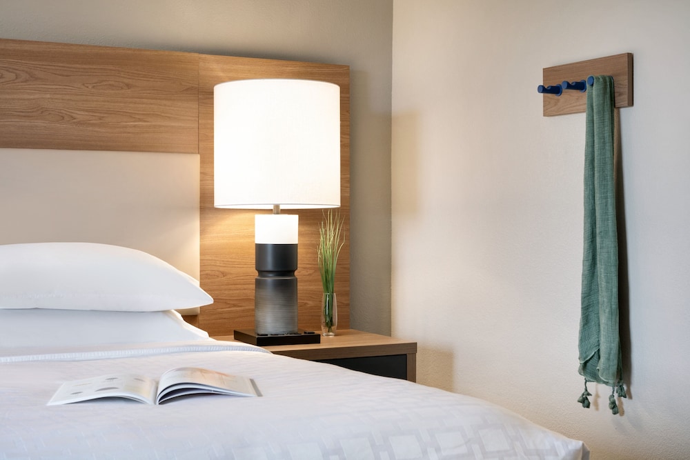 Candlewood Suites Asheville Downtown 16/81