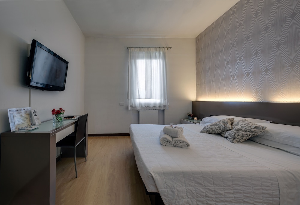 ROOM, TWIN BEDS