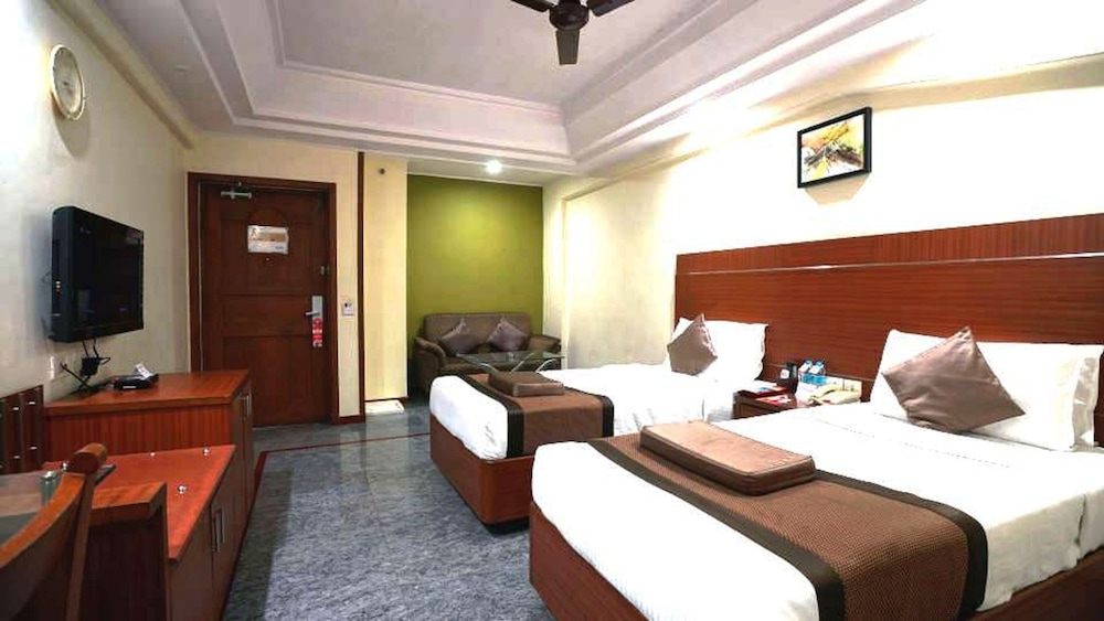 Oyo Premium Suryabagh 16/50