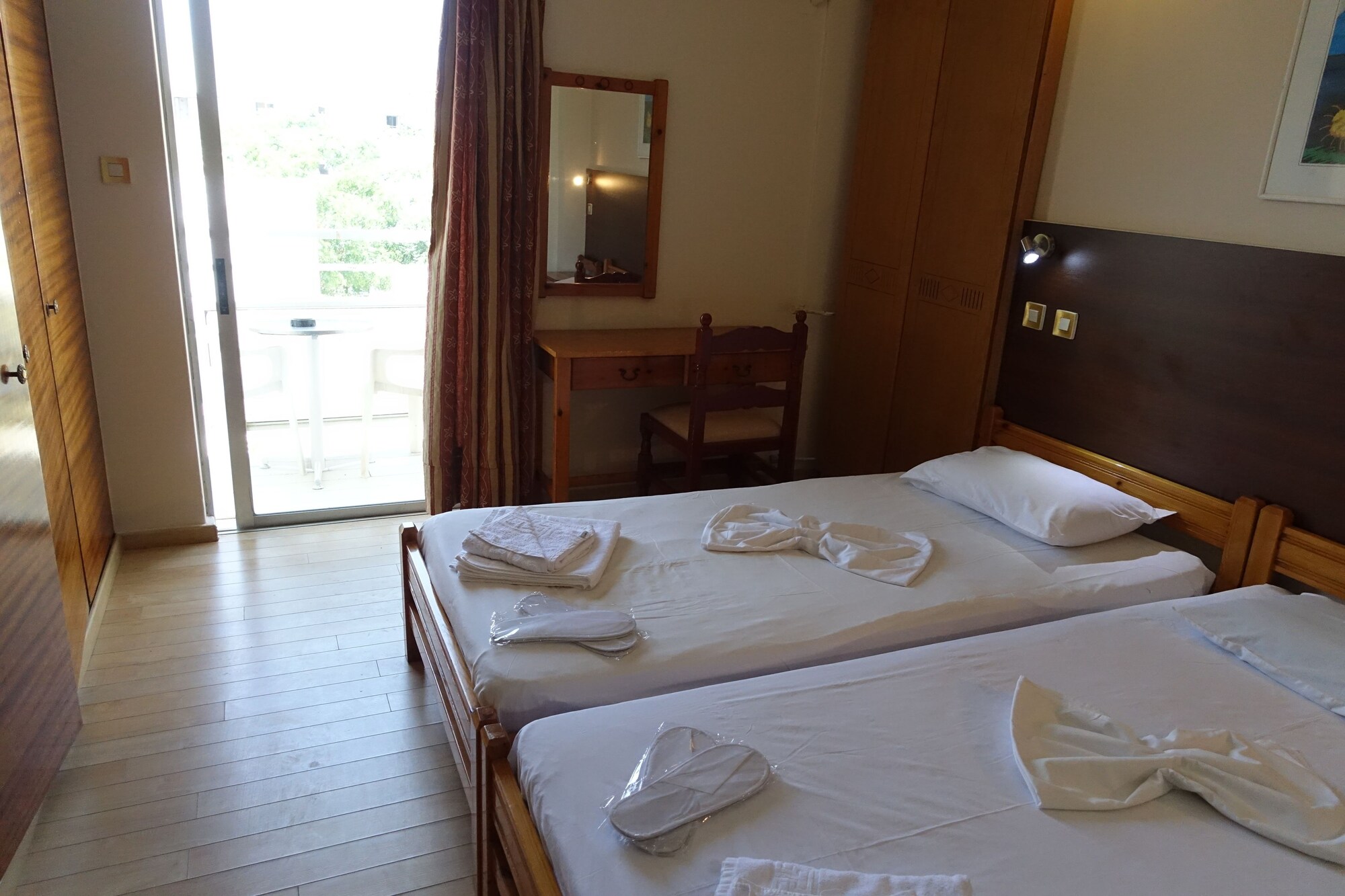 ROOM, TWIN BEDS