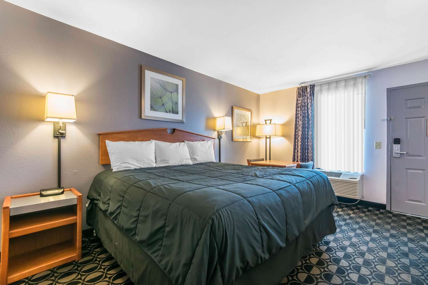2 Queen Beds - Non-Smoking, Micfridge