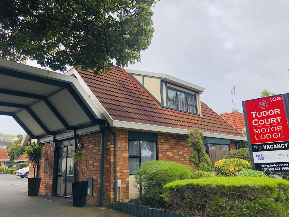 TUDOR COURT MOTOR LODGE 3/70