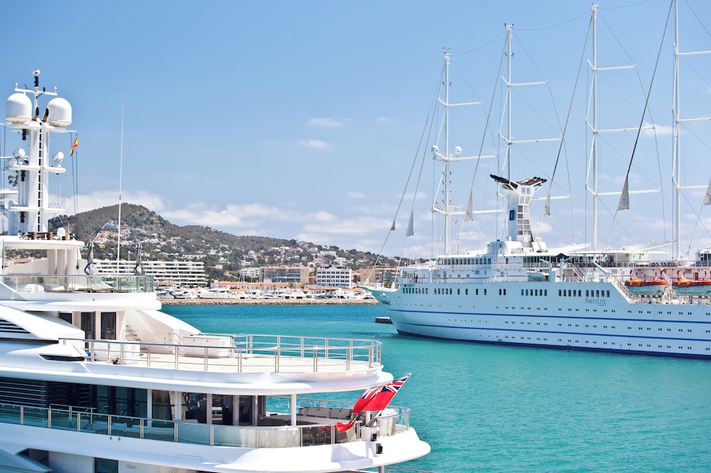 Hotel Ryans La Marina 64/69