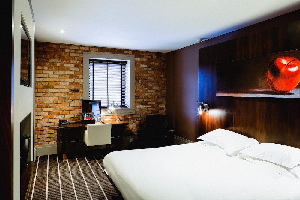 Mour Hotel 11/36