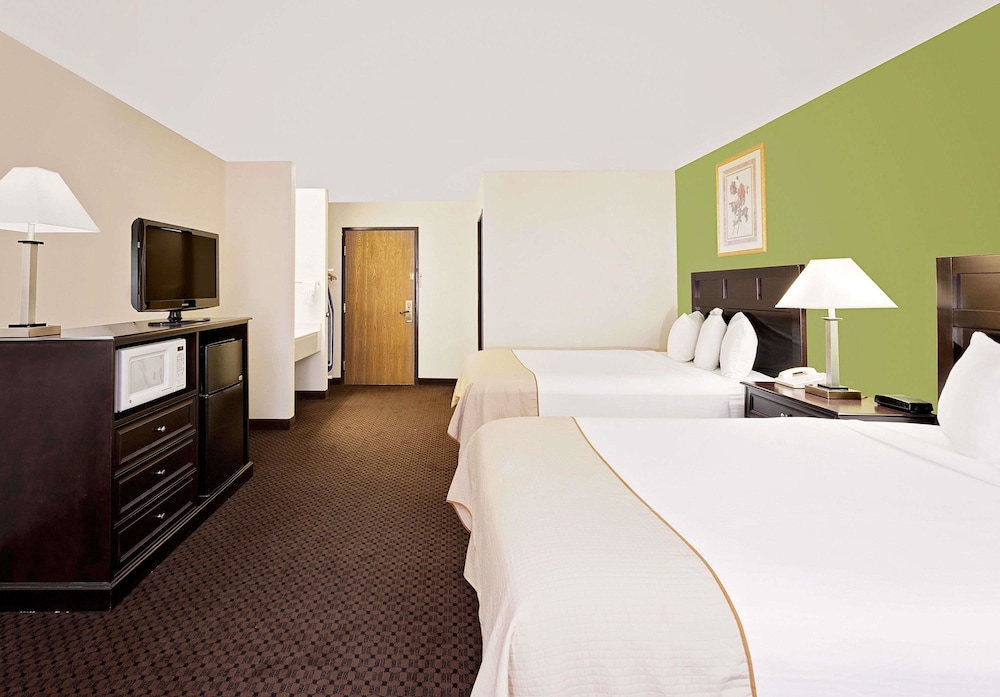 Baymont By Wyndham Battle Creek Downtown 12/39